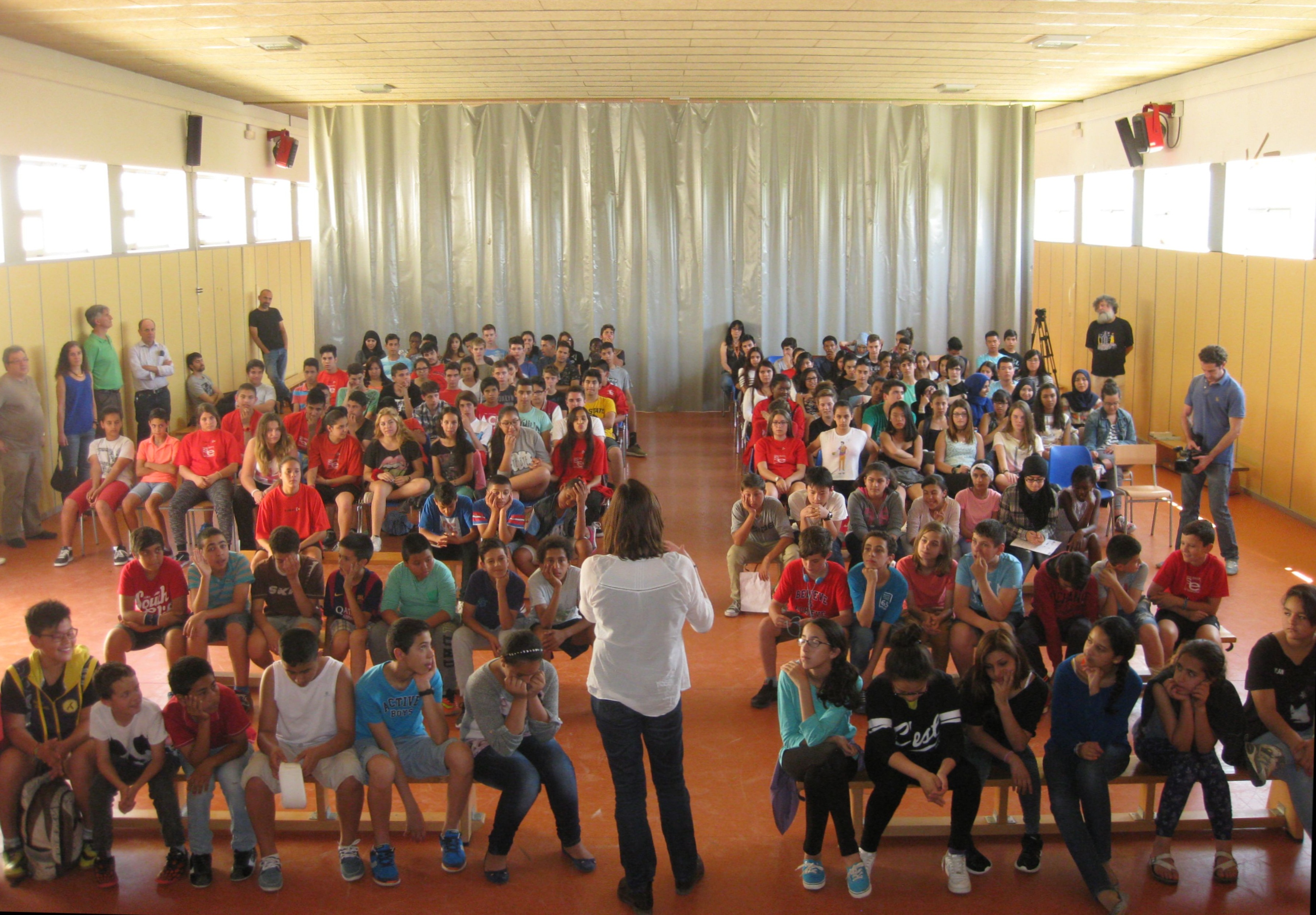 Multitudinari acte de presentació dels resultats de l'enquesta al davant dels alumnes participants (gimnàs de l'INS Santa Eulàlia, 3 de juny de 2015)